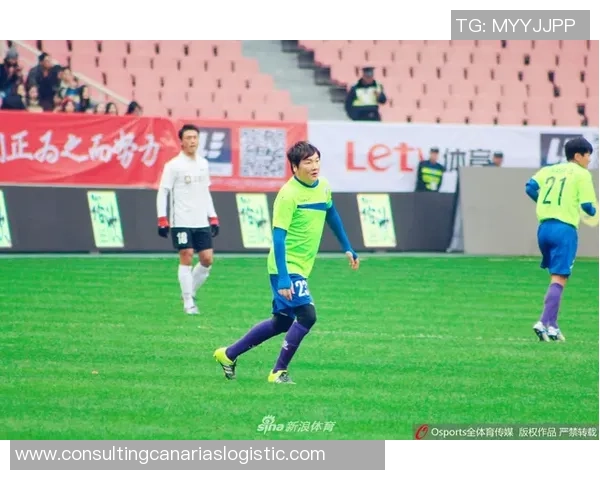 足球明星在比赛中突发哮喘引发关注球迷对运动员健康的讨论与思考