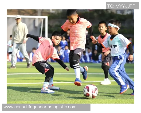 足球明星妹妹的独特魅力瞬间展现时刻，令人惊艳的青春风采与活力四射的笑容